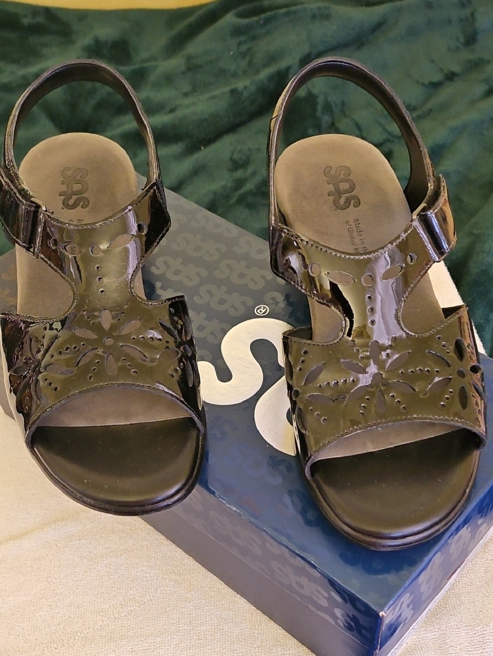 SAS Women’s Olive Patent Leather Cutout Slingback Sandals. Worn A Couple Of Time